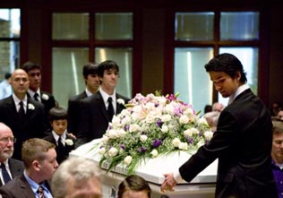 Sono's sons bearing her casket